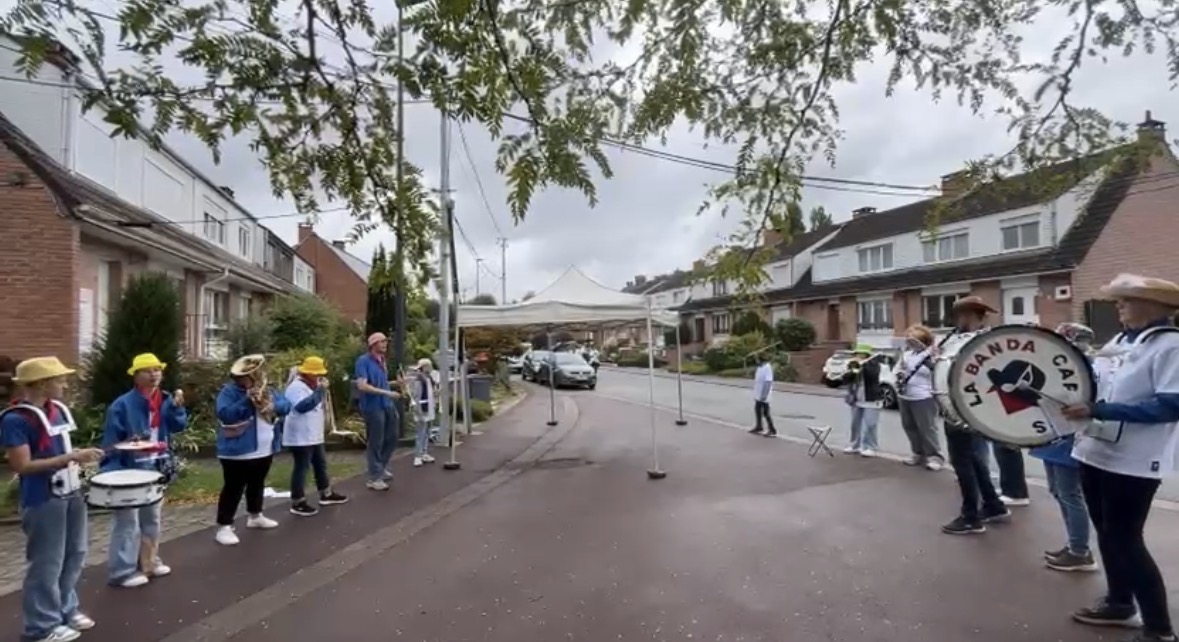 La Banda Capiôts joue en plein air au croisement des rues Pascal et Montaigne pendant l’Urban Trail de Neuville
